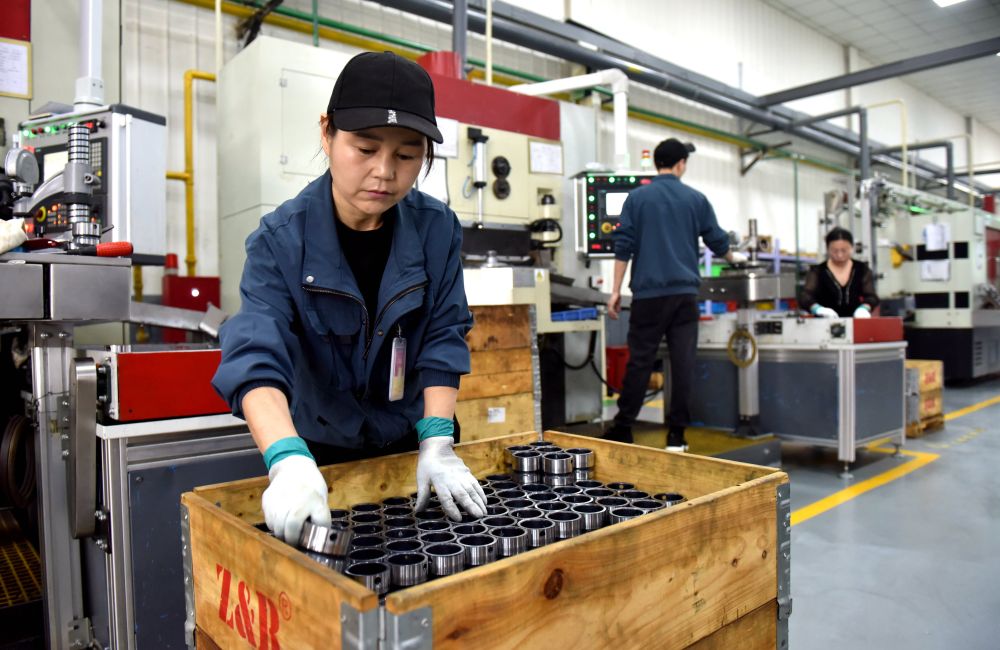 3月31日,工人在临西县一家轴承生产企业车间内工作.